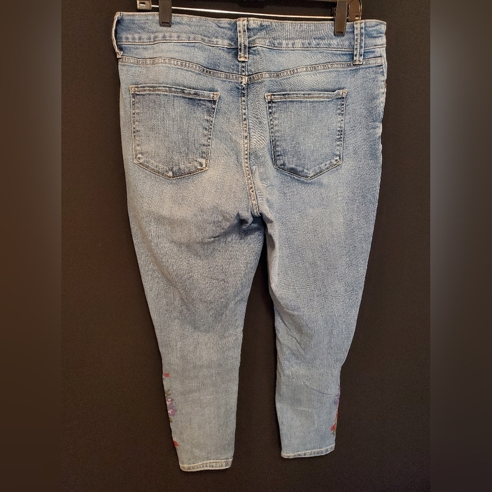 Floral Painted Light Blue Jeans - Picture 4 of 6